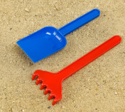 Игрушка  Соломон Набор для игры в песке , совок и грабли (Микс/пластик/универсальная)
