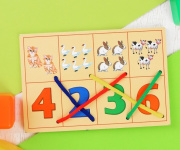 Игрушка бизиборд ЕАС Шнуровка развивающая "Учим цифры" (/Дерево, текстиль/универсальная)
