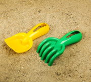 Игрушка  Соломон Набор для игры в песке , совок и грабли с отверстием (Микс/пластик/универсальная)